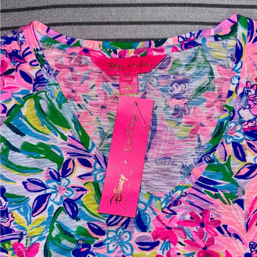 Disney x Lilly Pulitzer Bright Floral Etta V-Neck Top NWT - Picture 3 of 4
